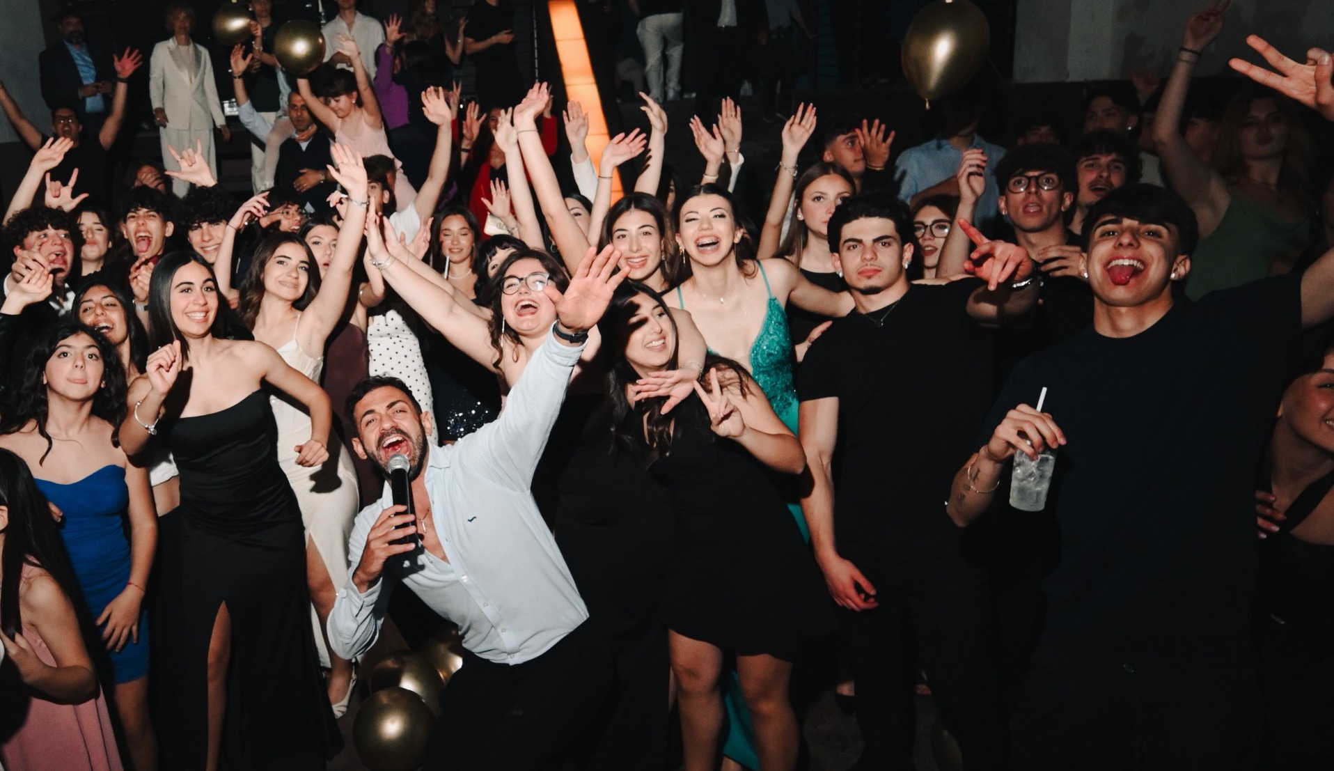Una serata vera con Lume acceso: ospiti che brindano e festeggiano
